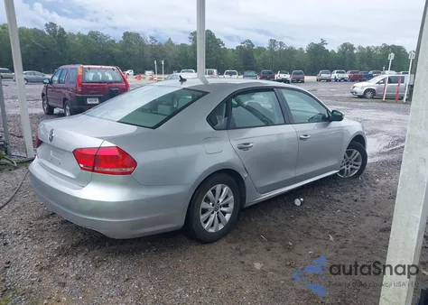 2013 Volkswagen Passat 2.5L S z USA, uszkodzony, nr VIN 1VWAH7A3XDC042630